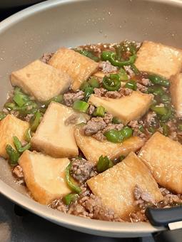 厚揚げとピーマンのとろとろそぼろ餡 ご飯,夜ごはん,晩ごはんの写真素材