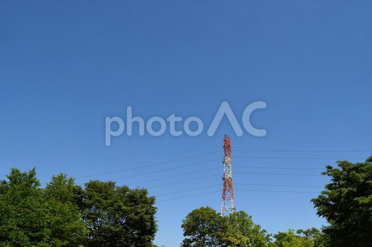 新緑と送電鉄塔と青空 鉄塔,送電鉄塔,送電線の写真素材