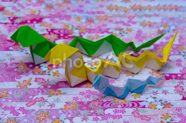 三匹の折り紙の蛇　巳年年賀状 折り紙の蛇,折り紙,蛇の写真素材