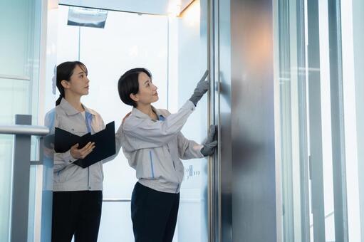 ビルメンテナンスする女性エンジニア 不動産,エンジニア,メンテナンスの写真素材