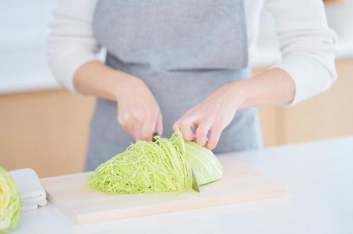 たくさんの千切りを作っている人の手 たくさんの千切りを作っている人の手の写真