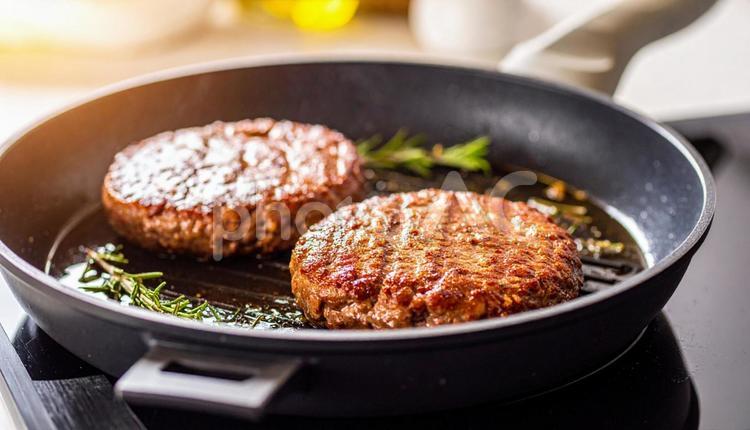 ハンバーグをフライパンで焼く ハンバーグステーキ,ジューシー,タンパク質の写真素材