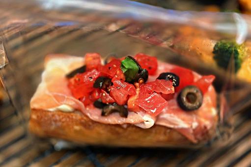 生ハム、トマト、オリーブのバゲット パン,バゲット,フランスパンの写真素材