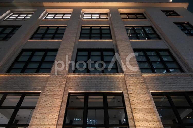下から見上げたおしゃれなビル 都会,建物,夜景の写真素材
