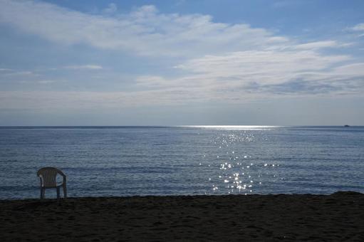 夏の海 水平線とビーチチェア 2 夏の海 水平線とビーチチェア 2の写真