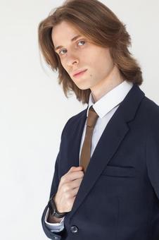 カメラ目線でスーツの胸元に手を入れている男性 男性,外国人,欧米人の写真素材