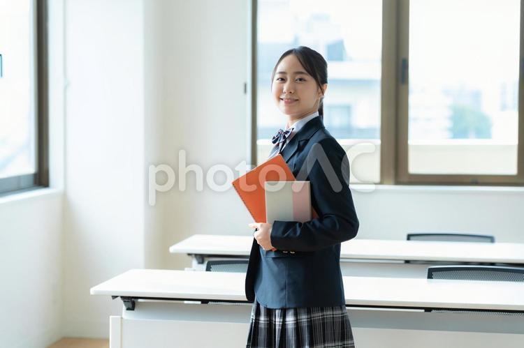 教室で勉強する学生 高校生,笑顔,学生の写真素材