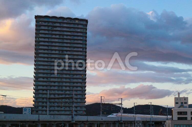 夕暮れの高層マンションと新幹線 夕暮れ,夕焼け,空の写真素材