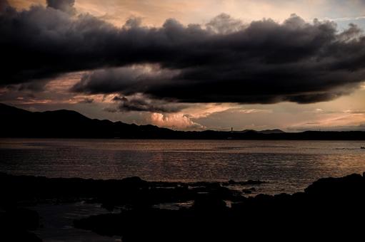 <五島の風景>日没後の海辺の景色 <五島の風景>日没後の海辺の景色の写真