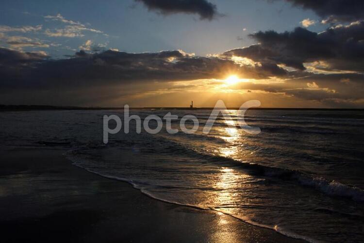空と海に映る太陽の光芒 季節,環境,背景の写真素材