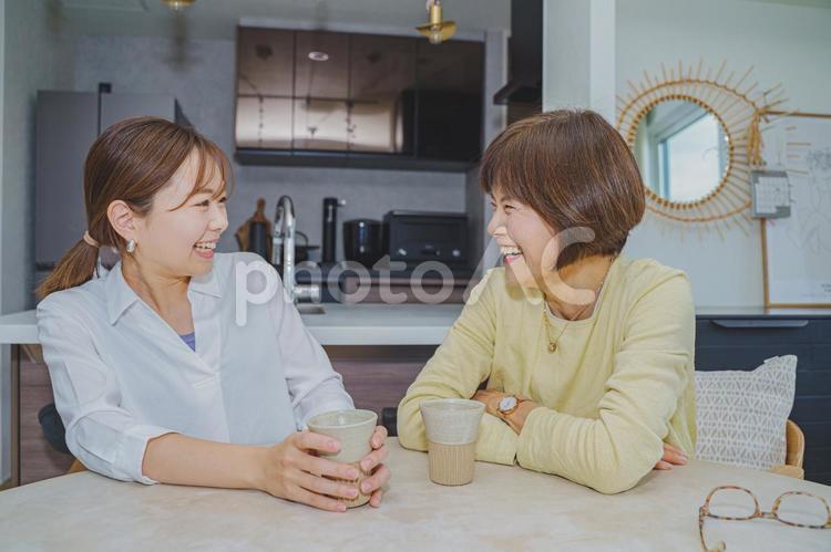 笑顔で話し合う女性とシニア女性 女性,日本人,笑顔の写真素材