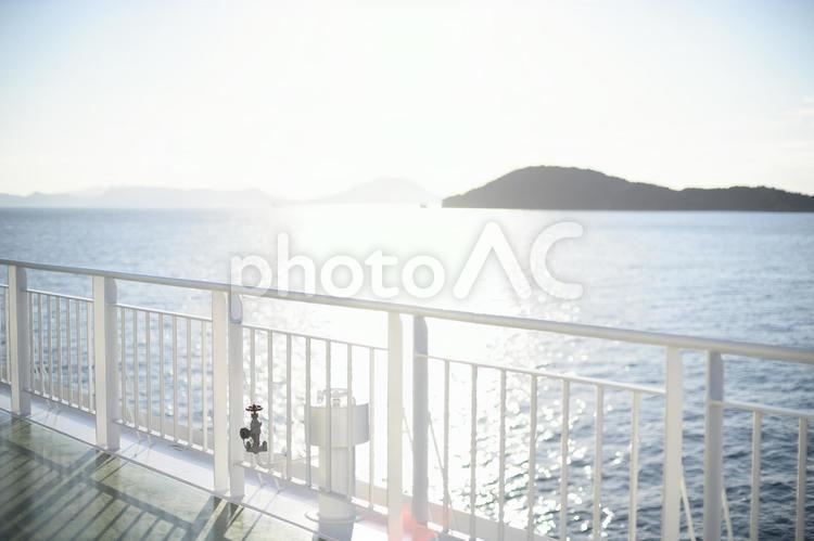 船から見た瀬戸内海 高松港,船,自然の写真素材