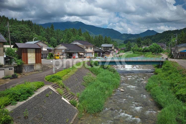 初夏　曇天の駒出川 駒出川,川,自然の写真素材