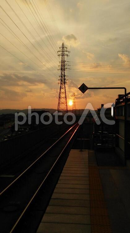 駅のホームからの夕暮れ 夕,夕暮れ,夕焼けの写真素材