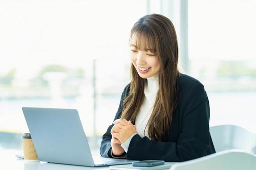 パソコンを使う女性・ビジネスウーマン 女性,パソコン,働くの写真素材