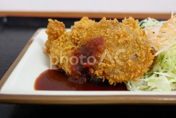 飲食店の昼定食のまぐろのフライ まぐろ,フライ,野菜の写真素材