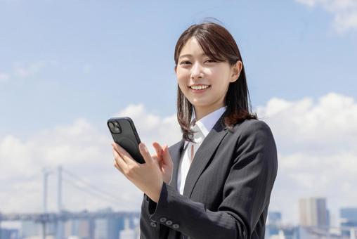 スマートフォンで検索するビジネスウーマン 女性,スマートフォン,スマホの写真素材