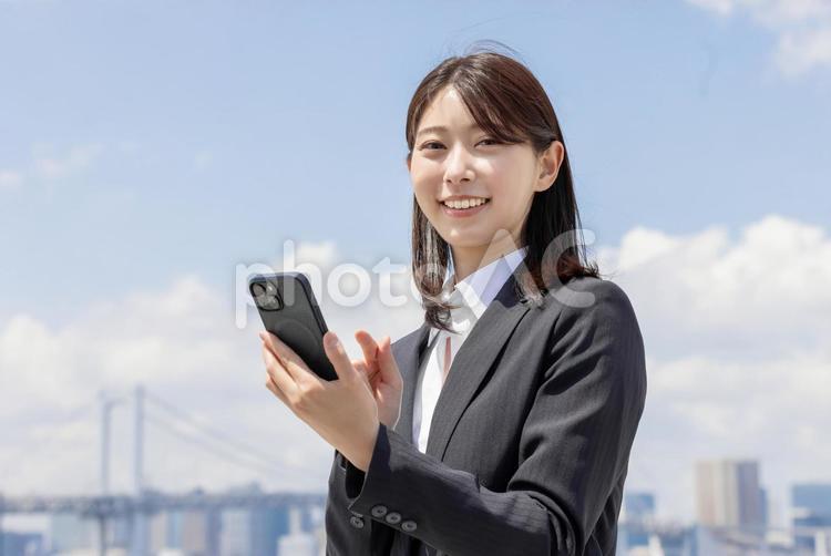 スマートフォンで検索するビジネスウーマン 女性,スマートフォン,スマホの写真素材