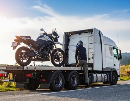 輸送用トラックに積載されたバイク 輸送用トラックに積載されたバイクの写真
