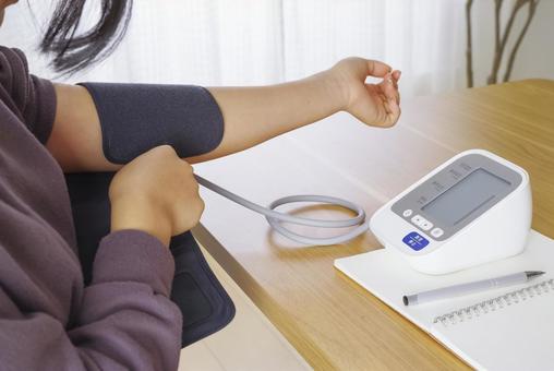 家庭用血圧計で血圧を測定する人の手元 血圧,血圧計,測定の写真素材