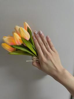 女性の手 女性の手,チューリップ,ネイルの写真素材