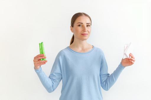 生理用ナプキンとタンポンを手に持つ女性 生理,月経,女性の写真素材