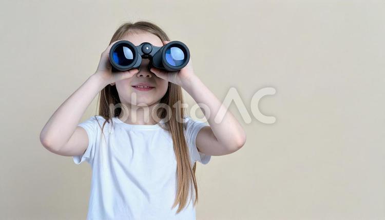 双眼鏡を覗く外国人少女 双眼鏡,子供,覗くの写真素材