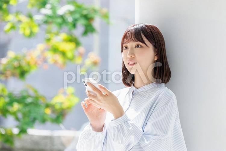 スマホを操作する若いビジネスウーマン 女性,ビジネス,スマホの写真素材