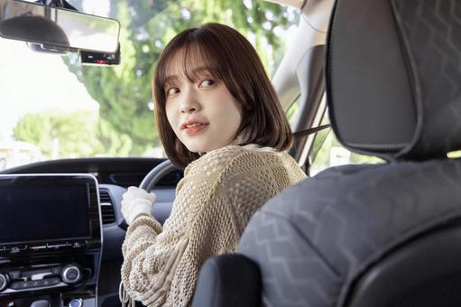 ショッピングに出かける女性 ショッピングに出かける女性 運転,ドライブ,女性の写真素材