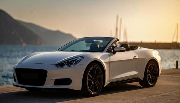 海が見える埠頭に止められたオープンカー 海が見える埠頭に止められたオープンカーの写真