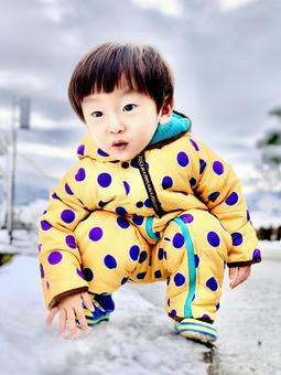 初めての雪遊び 子ども,男の子,幼児の写真素材