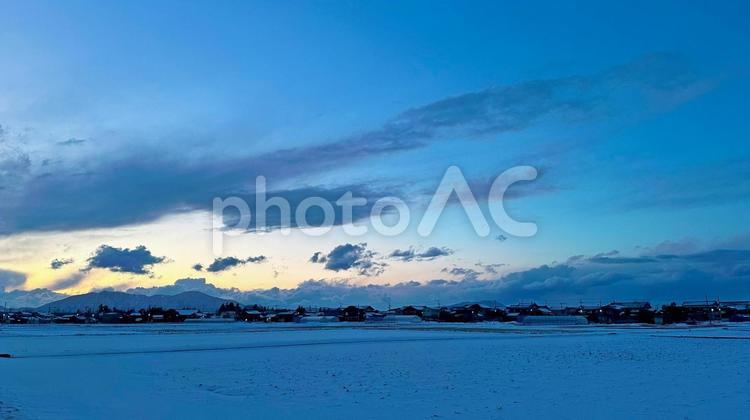 夕暮れ時の雪国　田舎風景　新潟県中越 雪,雪景色,景色の写真素材
