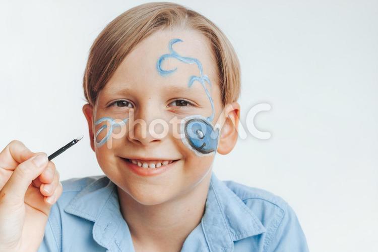 魚のフェイスペイントをする笑顔の男の子 男の子,フェイスペイント,笑顔の写真素材