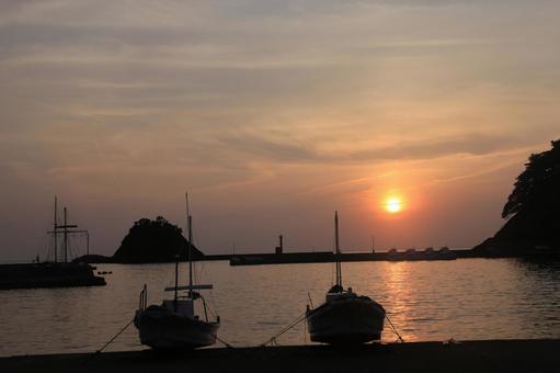 西伊豆町仁科港から見た綺麗な夕陽 西伊豆町仁科港から見た綺麗な夕陽 綺麗な夕陽,西伊豆町,仁科港の写真素材
