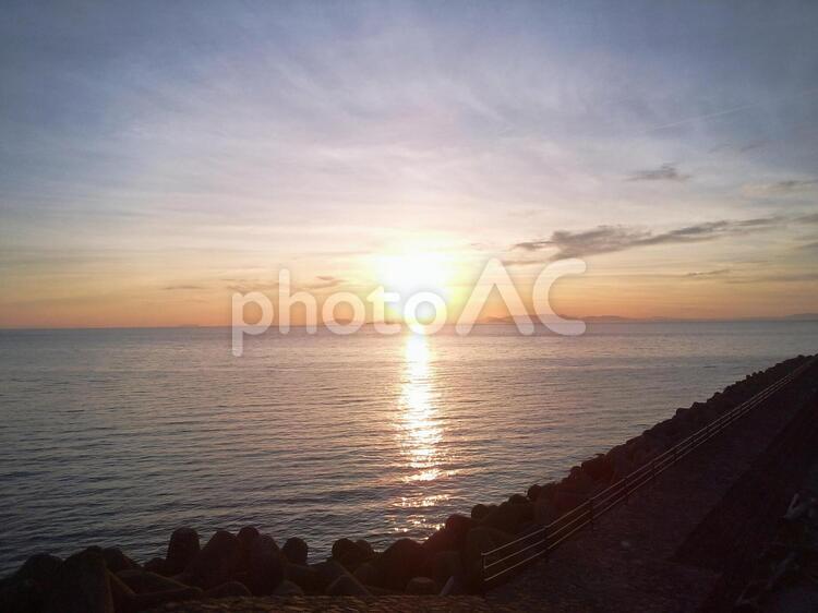 夕日沈むとき たそがれ,オレンジ色,光の写真素材