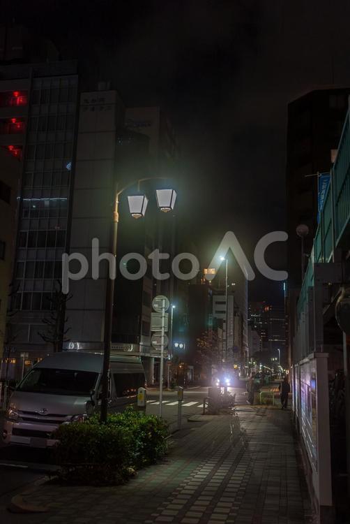 深夜のオフィス街 オフィス街,紅葉,夜道の写真素材