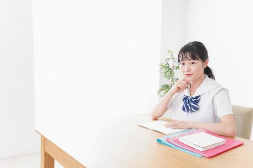 笑顔で勉強をする若い学生 笑顔で勉強をする若い学生 思春期,大学入試,宿題の写真素材