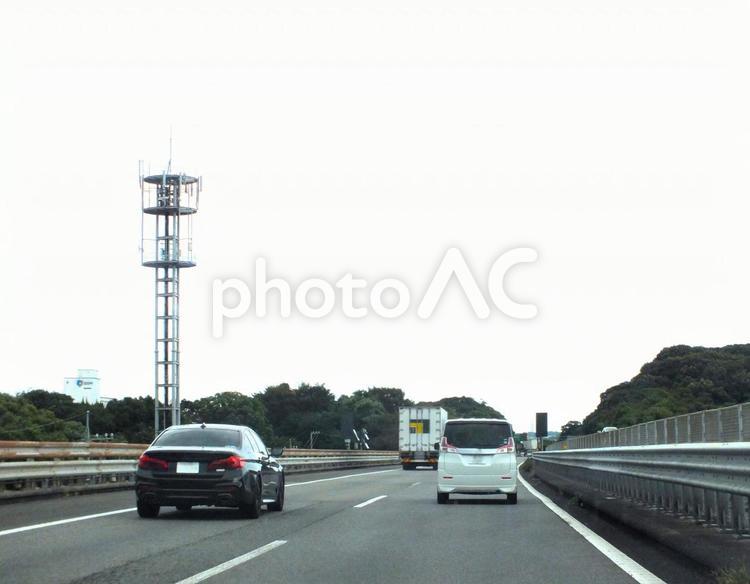 無線塔が立つ高速道路　 無線塔,電波塔,電波の写真素材