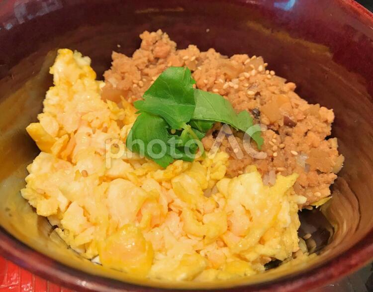 鶏そぼろと玉子の丼 料理,食事,鶏そぼろの写真素材
