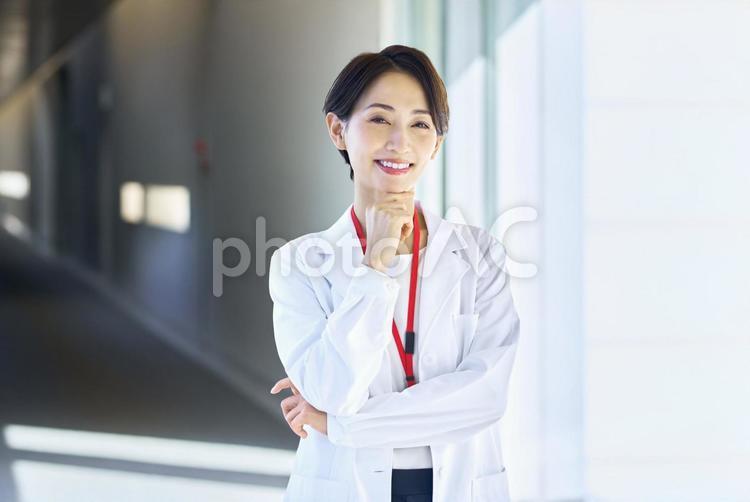 腕組みする白衣の女性　女医　研究　病院 白衣,女性,医療の写真素材