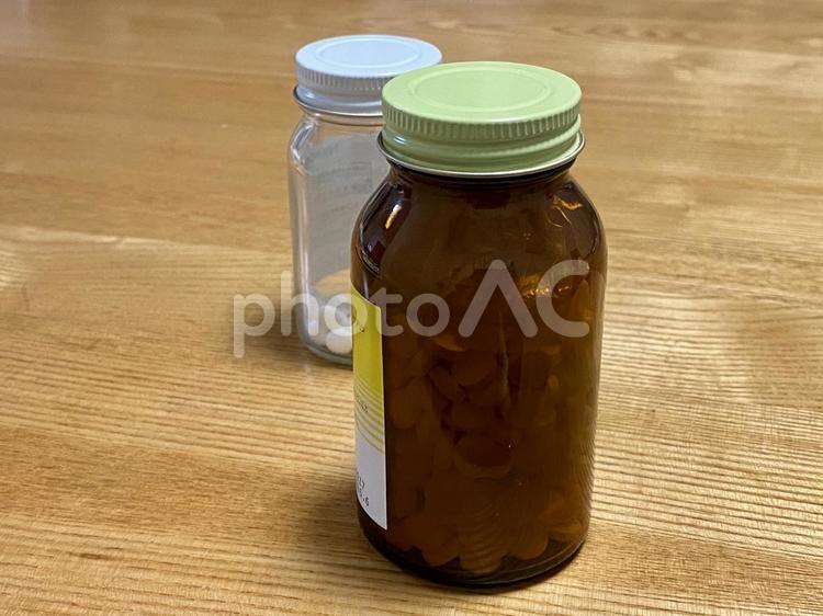 サプリメント　瓶　錠剤／横 市販薬,薬,風邪の写真素材