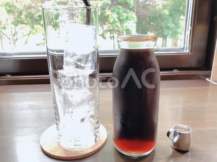 コーヒーと氷入ったコップ コーヒー,氷,コップの写真素材