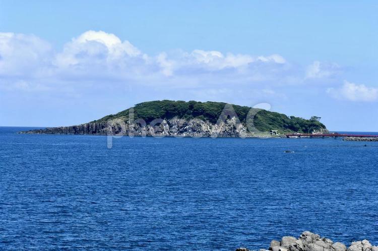 夏の福井県東尋坊　快晴の日本海 日中,昼間,岸壁の写真素材