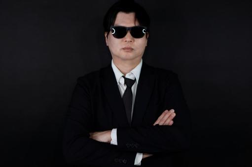 黒いスーツの男性 黒いスーツの男性 男性,スーツ,サングラスの写真素材