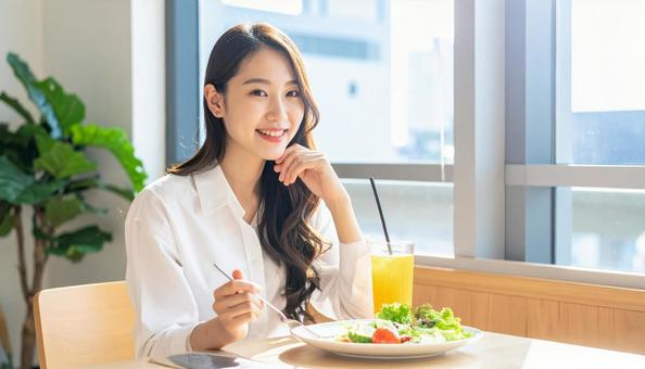 カフェでランチを楽しむ笑顔の日本人女性 カフェでランチを楽しむ笑顔の日本人女性の写真