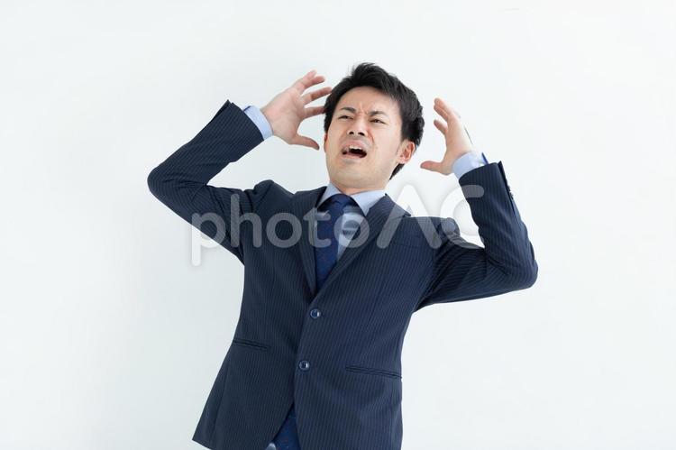 頭を抱えるビジネスマン　Business 男性,スーツ,ビジネスの写真素材