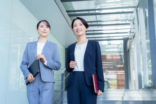 オフィスで仕事をするビジネスウーマン ビジネス,ビジネスウーマン,女性の写真素材