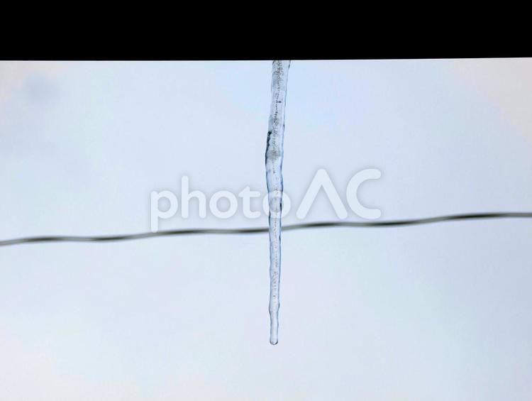 屋根からぶら下がる氷柱 氷柱,冬,氷の写真素材