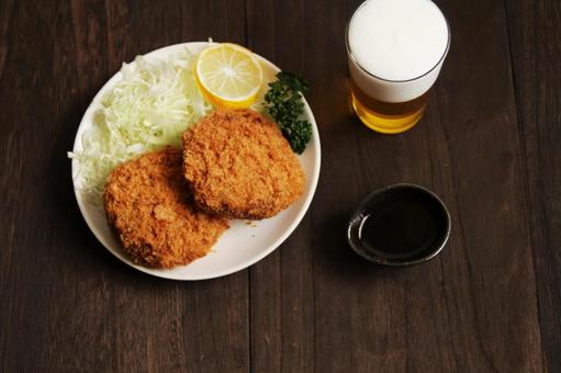 日本のコロッケ定食 日本のコロッケ定食の写真