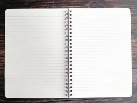 木製テーブルで開いて置いたリングノート ノート,メモ帳,ステーショナリーの写真素材